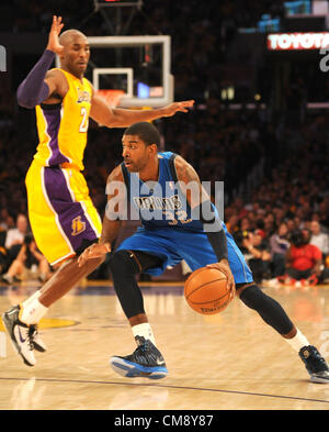 31. Oktober 2012 wird - Los Angeles, Kalifornien, USA - Dallas Mavericks OJ Mayo von Los Angeles Lakers Kobe Bryant im vierten Quartal Aktion Dienstag, 30. Oktober 2012 im Staples Center in Los Angeles, Kalifornien, USA. (Kredit-Bild: © Jon Soohoo/Prensa Internacional/ZUMAPRESS.com) Stockfoto