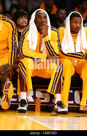 31. Oktober 2012 - Los Angeles, Kalifornien, USA - Los Angeles Lakers Kobe Bryant sitzt auf der Bank im dritten Quartal Aktion Dienstag, 30. Oktober 2012 im Staples Center in Los Angeles, Kalifornien, USA. (Kredit-Bild: © Jon Soohoo/Prensa Internacional/ZUMAPRESS.com) Stockfoto