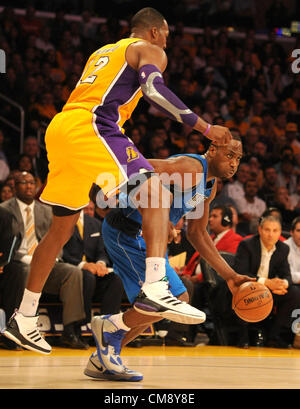 31. Oktober 2012 - Los Angeles, Kalifornien, USA - Dallas Mavericks Elton Brand fährt von Los Angeles Lakers Dwight Howard im vierten Quartal Aktion Dienstag, 30. Oktober 2012 im Staples Center in Los Angeles, Kalifornien, USA. (Kredit-Bild: © Jon Soohoo/Prensa Internacional/ZUMAPRESS.com) Stockfoto