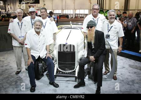 Alex Xydias, Gast, Pete Chapouris (sitzend), Jimmy 'Glanz' Falschlehner, Billy Gibbons, Richard Varner, Gast in Anwesenheit für 2012 SEMA Show - TUE, Las Vegas Convention Center, Las Vegas, NV 30. Oktober 2012. Foto von: James Atoa/Everett Collection/Alamy live-Nachrichten. USA. Stockfoto