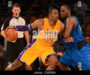 31. Oktober 2012 unterstützt - Los Angeles, Kalifornien - Los Angeles Lakers DWIGHT HOWARD in Dallas Mavericks ELTON BRAND im vierten Quartal Aktion im Staples Center. Die Mavericks schlagen die Lakers 99-91. (Kredit-Bild: © Jon Soohoo/Prensa Internacional/ZUMAPRESS.com) Stockfoto