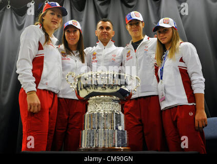 Vom linken Jovana Bojanovski stellen Jelena Jankovic, Trainer Dejan Vranes, Ana Ivanovic und Aleksandra Krunic nach der Pressekonferenz des serbischen Tennisteams vor der Fed-Cup-Vorraussetzungen endg., Czech Republic - Serbien. (CTK Foto/römische Vondrous) Stockfoto