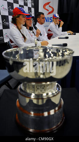 Vom linken Jovana Bojanovski, Jelena Jankovic, Trainer Dejan Vranes, Ana Ivanovic und Aleksandra Krunic sprechen Sie während der Pressekonferenz des serbischen Tennisteams vor der Fed-Cup-Vorraussetzungen endg., Czech Republic - Serbien. (CTK Foto/römische Vondrous) Stockfoto