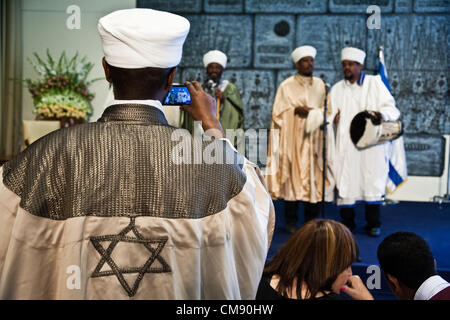 Jerusalem, Israel. 31. Oktober 2012. Kessim, jüdischen äthiopischen Religionsführer, singen bei einer Zeremonie der Sigd Eröffnungsfeierlichkeiten in der Residenz des Präsidenten. Jerusalem, Israel. 31. Oktober 2012.  Staatspräsident Peres öffnet die Sigd Festlichkeiten, Hosting-Kinder und Würdenträger aus der äthiopischen Kultusgemeinde Betaisrael, in seiner Residenz. Das Sigd symbolisiert Betaisrael-Sehnsucht nach Jerusalem während des Lebens in der Abgeschiedenheit seit über 1.000 Jahren. Bildnachweis: Nir Alon / Alamy Live News Stockfoto