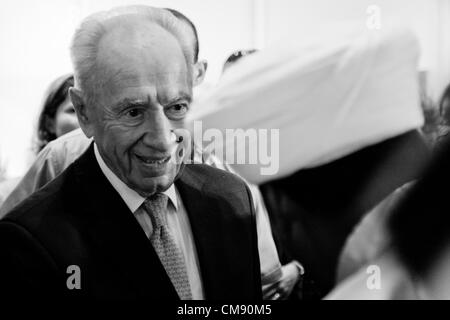 Jerusalem, Israel. 31. Oktober 2012. Israels Präsident Shimon Peres grüßt äthiopischen Gäste und Kessim, religiöse Führer, in seiner Residenz im Rahmen einer Zeremonie der Sigd Eröffnungsfeierlichkeiten in der Residenz des Präsidenten. Jerusalem, Israel. 31. Oktober 2012.  Staatspräsident Peres öffnet die Sigd Festlichkeiten, Hosting-Kinder und Würdenträger aus der äthiopischen Kultusgemeinde Betaisrael, in seiner Residenz. Das Sigd symbolisiert Betaisrael-Sehnsucht nach Jerusalem während des Lebens in der Abgeschiedenheit seit über 1.000 Jahren. Bildnachweis: Nir Alon / Alamy Live News Stockfoto