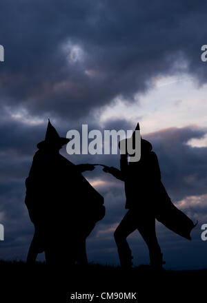 PIC von GUY HARROP/ALAMY Hexen vorbereiten für Halloween Abend als Trick oder Saures bekommt im Gange in ganz Großbritannien. Halloween markiert der keltischen fest Samhain, feiert den heidnischen Jahreswechsel traditionell markiert das Ende des Sommers und das Ende der Ernte. Stockfoto