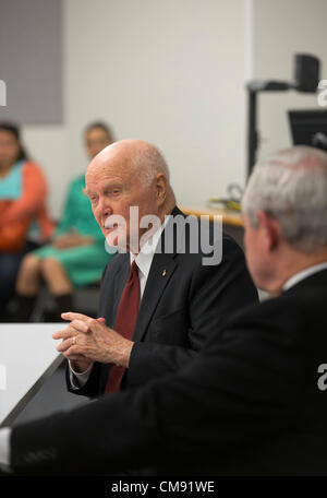 Ehemaliger Astronaut und US-Senator John Glenn spricht mit College-Studenten am Lyndon Baines Johnson School of Public Affairs Stockfoto