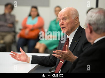 Ehemaliger Astronaut und US-Senator John Glenn spricht mit College-Studenten am Lyndon Baines Johnson School of Public Affairs Stockfoto