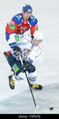 Prag, Tschechische Republik. 31. Oktober 2012. Mathias Porseland (links, CZE) und Wjatscheslaw Litovchenko (RUS) während die KHL Eishockey Lev Praha Vs Amur Chabarowsk in Prag, Tschechische Republik, Mittwoch, 31. Oktober 2012 entsprechen. (CTK Foto/Katerina Sulova) Stockfoto