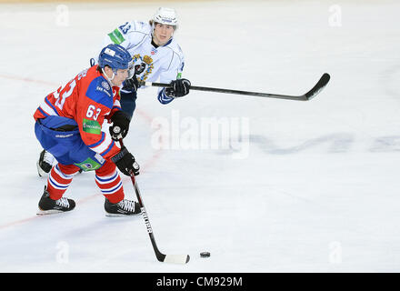 Prag, Tschechische Republik. 31. Oktober 2012. Dmitri Shitikov (rechts, RUS) und Ondřej Nemec (CZE) während die KHL Eishockey Spiel Lev Praha Vs Amur Chabarowsk in Prag, Tschechische Republik, auf Mittwoch, 31. Oktober 2012. (CTK Foto/Katerina Sulova) Stockfoto