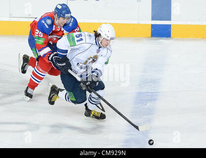 Prag, Tschechische Republik. 31. Oktober 2012. Mathias Porseland (links, CZE) und Wjatscheslaw Litovchenko (RUS) während die KHL Eishockey Lev Praha Vs Amur Chabarowsk in Prag, Tschechische Republik, Mittwoch, 31. Oktober 2012 entsprechen. (CTK Foto/Katerina Sulova) Stockfoto