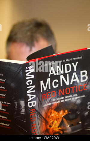 Peterborough, Cambridgeshire. 31. Oktober 2012. Bestseller-Autor Andy McNab Unterzeichnung Exemplare seines neuen Buches Red Notice. Bildnachweis: Tim Scrivener / Alamy Live News Stockfoto