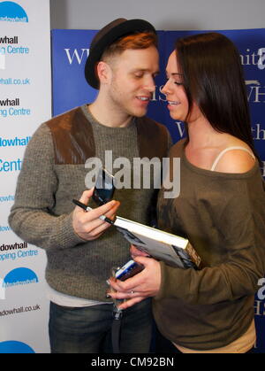 Sängerin & TV-Moderatorin Olly Murs trifft ein Fan bei der Unterzeichnung seines Buches "Happy Day" an Meadowhall, Sheffield, UK Stockfoto