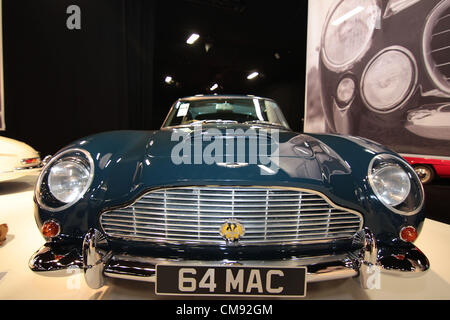 30. Oktober 2012 - London, London, Vereinigtes Königreich - RM Auktionen Vorschau von 90iconic Autos unter dem Hammer am Mittwoch im Battersea Park Evolution Centre. Zu den Höhepunkten ist ein 1964 Aston Martin DB5, neu in diesem Jahr an Sir Paul McCartney geliefert, enthält es einen Plattenspieler Philips Auto-Mignon.  VERKAUFT Â £307.500 $496.600)... London, Vereinigtes Königreich.  31 10 2012 (Kredit-Bild: © Theodor Liasi/ZUMAPRESS.com) Stockfoto