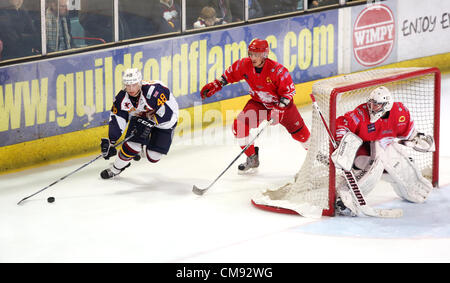 Fotos von Guildford Flammen v Swindon Wildkatzen Eishockey übereinstimmen. Die Flammen verlor 5: 4 mit zwei Toren auch verboten. Das Foto zeigt Guildford Nr. 48 Ben Campbell der Swindon net angreifen. Stockfoto