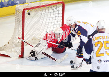 Fotos von Guildford Flammen v Swindon Wildkatzen Eishockey übereinstimmen. Die Flammen verlor 5: 4 mit zwei Toren auch verboten. Foto zeigt Dean Skinns (Swindon) speichern einen Schuss von Curtis Huppe Stockfoto