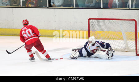 Fotos von Guildford Flammen v Swindon Wildkatzen Eishockey übereinstimmen. Die Flammen verlor 5: 4 mit zwei Toren auch verboten. Foto zeigt Mark Lee (Guildford) speichern einen Elfmeter gegen Jonas Hoog Stockfoto