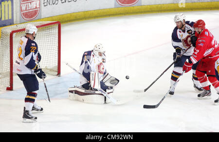 Fotos von Guildford Flammen v Swindon Wildkatzen Eishockey übereinstimmen. Die Flammen verlor 5: 4 mit zwei Toren auch verboten. Foto zeigt Mark Lee (Guildford) speichern einen Schuss von Jamie Hayes Stockfoto