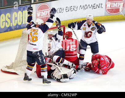 Fotos von Guildford Flammen v Swindon Wildkatzen Eishockey übereinstimmen. Die Flammen verlor 5: 4 mit zwei Toren auch verboten. Foto zeigt die Flammen scoring nur für es zu feiern, nicht zulässig. Stockfoto