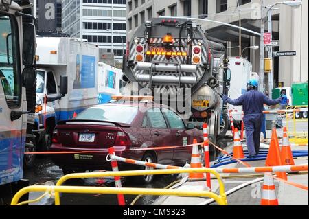 31. Oktober 2012 - Manhattan, New York, USA - Con Ed am Arbeitsplatz nach den Auswirkungen des Hurrikans Sandy in New York, 31. Oktober 2012. (Bild Kredit: Bryan Smith/ZUMAPRESS.com ©) Stockfoto