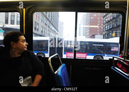 31. Oktober 2012 - Manhattan, New York, USA - kostenloser MTA Bus Service entlang der 14th Street nach den Auswirkungen des Hurrikans Sandy in New York, 31. Oktober 2012. (Bild Kredit: Bryan Smith/ZUMAPRESS.com ©) Stockfoto