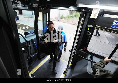 31. Oktober 2012 - Manhattan, New York, USA - kostenloser MTA Bus Service entlang der 14th Street nach den Auswirkungen des Hurrikans Sandy in New York, 31. Oktober 2012. (Bild Kredit: Bryan Smith/ZUMAPRESS.com ©) Stockfoto