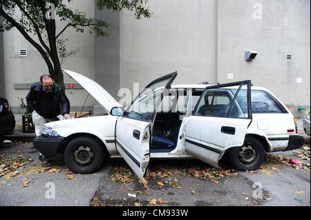 31. Oktober 2012 - Manhattan, New York, USA - Dennis Lunas mit seinem Fahrzeug auf Cherry Street nach den Auswirkungen des Hurrikans Sandy in New York, 31. Oktober 2012 nass. (Bild Kredit: Bryan Smith/ZUMAPRESS.com ©) Stockfoto