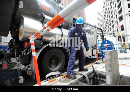 31. Oktober 2012 - Manhattan, New York, USA - ConEd Arbeiter entlang der Water Street nach den Auswirkungen des Hurrikans Sandy in New York, 31. Oktober 2012. (Bild Kredit: Bryan Smith/ZUMAPRESS.com ©) Stockfoto