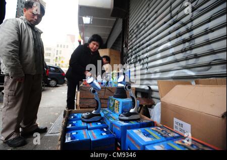 31. Oktober 2012 - Lichter Manhattan, New York, USA - Verkauf auf Catherine Slip nach den Auswirkungen des Hurrikans Sandy in New York, 31. Oktober 2012. (Bild Kredit: Bryan Smith/ZUMAPRESS.com ©) Stockfoto