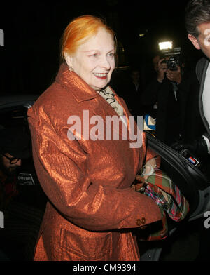 London, UK, 31.10.2012 Vivienne Westwood zu sehen Ankunft für die Harper's Bazaar Frau Of The Year Awards, Claridges Hotel London Stockfoto