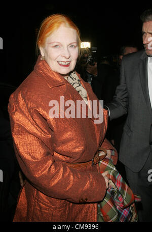 London, UK, 31.10.2012 Vivienne Westwood zu sehen Ankunft für die Harper's Bazaar Frau Of The Year Awards, Claridges Hotel London Stockfoto