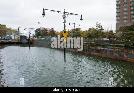 NEW YORK - 30 Okt.: Überfluteten Straße in der Innenstadt von Manhattan als Hurrikan Sandy Hinterlassenschaft im 30. Oktober 2012 Stockfoto