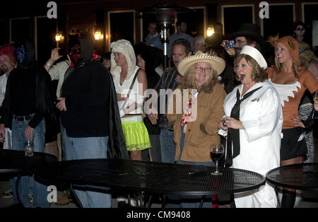 26. Oktober 2012 - Brighton, Michigan, USA - eine Menge von Halloween Partygänger reagieren auf John Fletcher Pinckney, aka Ghengis John der menschlichen Kracher, nachdem er sich mit 6000 Feuerwerkskörpern außerhalb Burroughs Taverne in Brighton, MI am 26. Oktober 2012 sprengten. (Kredit-Bild: © Mark Bialek/ZUMAPRESS.com) Stockfoto