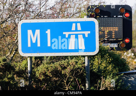 Autobahn M1 Zeichen mit einem Straße gesperrt-Schild hinter zeigen beide Fahrspuren sind aufgrund eines Unfalls geschlossen. Stockfoto