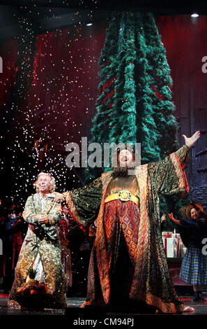 Im Bild - Tommy Steele as Ebenezer Scrooge und James Kopf als den Geist der Weihnacht - Tommy Steele Sterne in der Titelrolle von "Scrooge" in der allseits beliebten festlichen Produktion im London Palladium, London - 31. Oktober 2012 Foto von Keith Mayhew/Alamy live-Nachrichten. VEREINIGTES KÖNIGREICH. Stockfoto