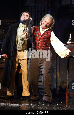 Im Bild - Foto Tommy Steele als Ebenezer Scrooge und Craig Whitely als Harry - Tommy Steele Sterne in der Titelrolle von "Scrooge" in der allseits beliebten festlichen Produktion im London Palladium, London - 31. Oktober 2012 von Keith Mayhew/Alamy live-Nachrichten. VEREINIGTES KÖNIGREICH. Stockfoto