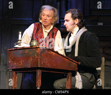 Im Bild: Tommy Steele als Ebenezer Scrooge und Edward Handoll als Bob Cratchit - Tommy Steele Sterne in der Titelrolle von "Scrooge" in der allseits beliebten festlichen Produktion im London Palladium, London - 31. Oktober 2012 Foto von Keith Mayhew/Alamy live-Nachrichten. VEREINIGTES KÖNIGREICH. Stockfoto