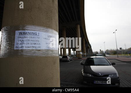 Gdynia, Polen am 1. November 2012 Gdynia städtischen Behörden Warnungen auf den Säulen der größten in Polen Überführung. Überführung, benannt "Estakada Kwiatkowskiego" in der 70er-Jahre baute ist in einem sehr schlechten Zustand. Dies ist die Hauptstraße zwischen Gdynia Hafen, Container und Fährhafen mit Autobahn A1. Stadt erstattete braucht fast 50 Millionen Euro für die Renovierung der Kwiatkowskiego Überführung Stockfoto