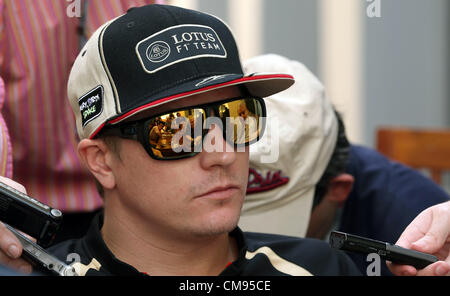 Abu Dhabi, Vereinigte Arabische Emirate. 1. November 2012. Finnischer Formel1-Fahrer Kimi Räikkönen von Lotus im Gespräch mit Journalisten am Yas Marina Circuit in Abu Dhabi, Vereinigte Arabische Emirate, 1. November 2012. Die Formula One Grand Prix von Abu Dhabi wird am 4. November 2012 stattfinden. Stockfoto