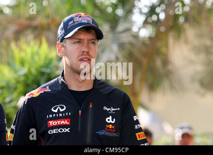 Abu Dhabi, Vereinigte Arabische Emirate. 1. November 2012.  Deutsche Formel1-Fahrer Sebastian Vettel von Red Bull kommt im Fahrerlager am Yas Marina Circuit in Abu Dhabi, Vereinigte Arabische Emirate, 1. November 2012. Die Formula One Grand Prix von Abu Dhabi wird am 4. November 2012 stattfinden. Stockfoto