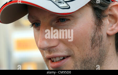 Abu Dhabi, Vereinigte Arabische Emirate. 1. November 2012.  Französischer Formel-1 Fahrer Romain Grosjean von Lotus im Gespräch mit Journalisten am Yas Marina Circuit in Abu Dhabi, Vereinigte Arabische Emirate, 1. November 2012. Die Formula One Grand Prix von Abu Dhabi wird am 4. November 2012 stattfinden. Stockfoto