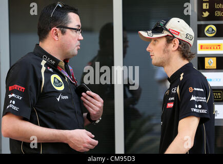 Abu Dhabi, Vereinigte Arabische Emirate. 1. November 2012.  Französischer Formel-1 Fahrer von Romain Grosjean (R) Lotus spricht mit der Teamchef von Lotus, Französisch Eric Boullier im Fahrerlager am Yas Marina Circuit in Abu Dhabi, Vereinigte Arabische Emirate, 1. November 2012. Die Formula One Grand Prix von Abu Dhabi wird am 4. November 2012 stattfinden. Stockfoto