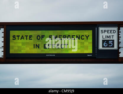 Autobahn Ausnahmezustand Schild warnt Reisende der anstehenden Hurricane Sandy, Route I-95, New Jersey, USA Stockfoto