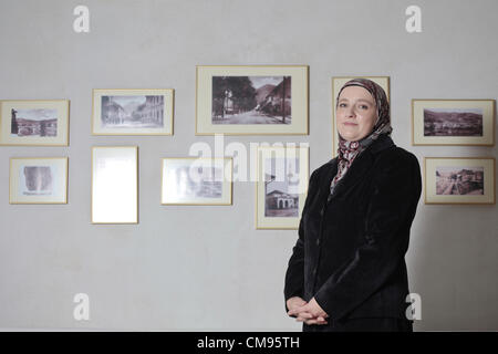 Visoko, Bosnien. 1. November 2012. Amra Babic, Bürgermeister von der bosnischen Stadt Visoko, 30 km nördlich von Sarajevo, Bosnien. Der 43 Jahre alte Ökonom wird erster Bürgermeister Hijab tragen, und möglicherweise der einzige in Europa. Stockfoto