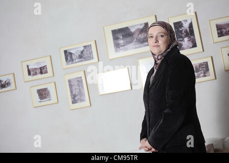 Visoko, Bosnien. 1. November 2012. Amra Babic, Bürgermeister von der bosnischen Stadt Visoko, 30 km nördlich von Sarajevo, Bosnien. Der 43 Jahre alte Ökonom wird erster Bürgermeister Hijab tragen, und möglicherweise der einzige in Europa. Stockfoto