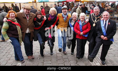 1. November 2012, Derbyshire, UK.  TV Antiquitäten Experten James Lewis und David Harper zwei konkurrierende Teams auf Chesterfield Flohmarkt auf der Suche nach Schnäppchen führen, zugunsten der Städte Nenna Cancer Supportcenter zu versteigern.   Unter der Leitung von Celebrity Charity-Event startete der erste Tag des Chesterfield Kunstmarkt & Festival, das läuft 1. bis 4. November 2012.  Chesterfield Flohmarkt ist einer der größten des Landes. Stockfoto