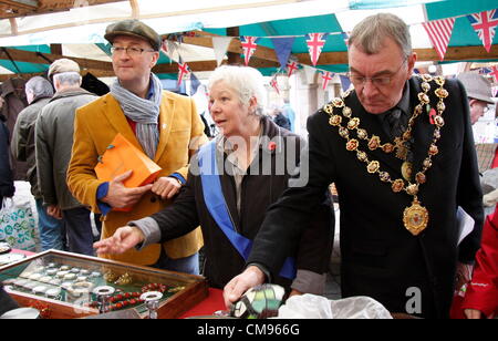 1. November 2012, Derbyshire, UK.  TV-Antiquitäten, die Experte David Harper für Schnäppchen mit Stadtrat Donald Parsons, Bürgermeister von Chesterfield und Charity Fund-Raiser, Margaret Cooper auf Chesterfield Flohmarkt im Rahmen einer Charity-Auktion-Event jagt am ersten Tag der Chesterfield & Kunstmarkt Festival statt.  Gekaufte Artikel wurden versteigert, um Geld für Nenna Art Krebs Supportcenter.  Chesterfield & Kunstmarkt Festival läuft 1. bis 4. November 2012.  ChesterfieldÕs Flohmarkt ist einer der größten des Landes. Stockfoto