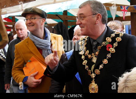 1. November 2012, Derbyshire, UK.  TV Antiquitäten Experte David Harper Jagd auf Schnäppchen mit Stadtrat Donald Parsons, Bürgermeister von Chesterfield auf Chesterfield Flohmarkt im Rahmen einer Charity-Auktion-Event am ersten Tag der Chesterfield & Kunstmarkt Festival statt.  Gekaufte Artikel wurden versteigert, um Geld für Nenna Art Krebs Supportcenter.  Chesterfield & Kunstmarkt Festival läuft 1. bis 4. November 2012.  ChesterfieldÕs Flohmarkt ist einer der größten des Landes. Stockfoto