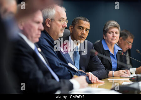 US-Präsident Barack Obama hört Transport Sekretär Ray LaHood sprechen bei einem Briefing über die Reaktion auf Hurrikan Sandy in FEMA Zentrale 31. Oktober 2012 in Washington, DC. Im Bild sind von links, Sekretär LaHood; Energieminister Steven Chu; John Brennan, Assistent des Präsidenten für innere Sicherheit und Bekämpfung des Terrorismus; FEMA Administrator Craig Fugate; Homeland Security Secretary Janet Napolitano; und Verteidigungsminister Leon Panetta. Stockfoto