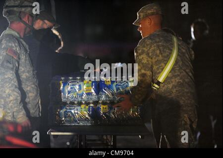 1. November 2012 - Manhattan, New York, USA - nach Stunden des Wartens Truppen der Nationalgarde aus der 204. Ingenieure MRE es liefern und Wasser, um Tausende von Einwohnern im Staging-Bereich auf Catherine Street in lower Manhattan nach den Auswirkungen des Hurrikans Sandy in New York, 1. November 2012. (Bild Kredit: Bryan Smith/ZUMAPRESS.com ©) Stockfoto